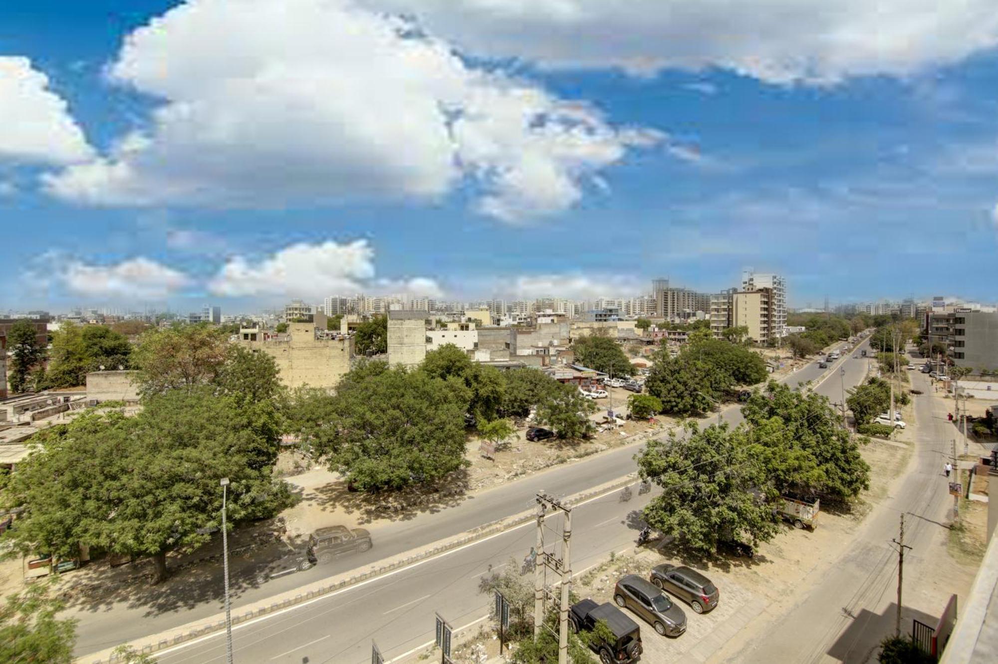 Saltstayz Premier - Near Golf Course Road & Sector 57 Gurgaon Exterior foto